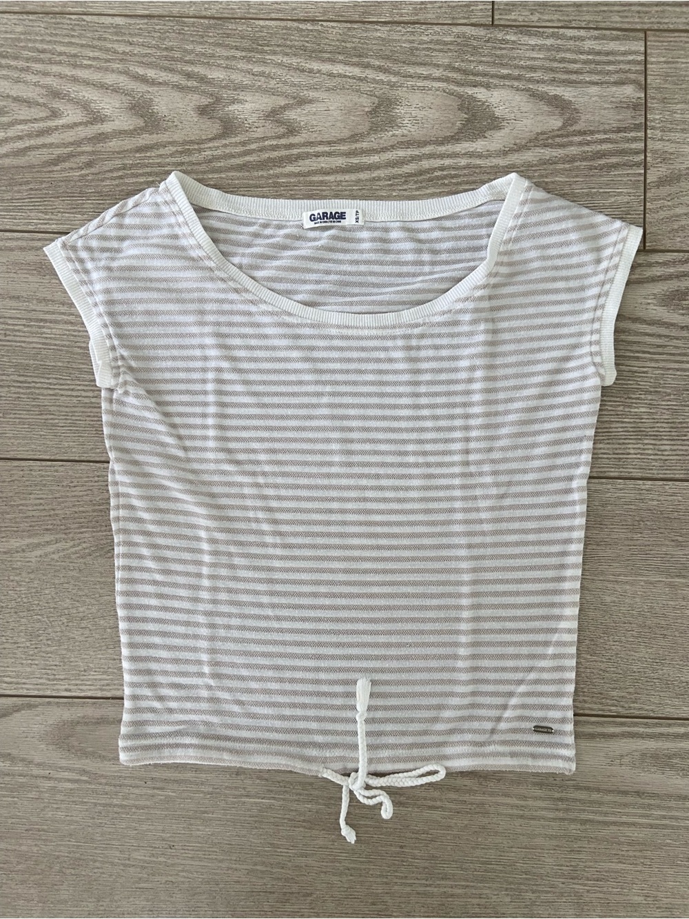 Garage White & Light Gray Striped Short Sleeve Tie-Hem Tee. Size: XS.